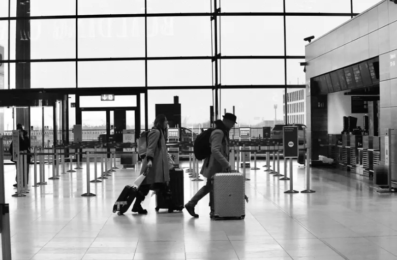 Ο σύζυγός μου αναβάθμισε κρυφά σε business class και με άφησε στην οικονομική με τα δίδυμα μωρά μας — δεν περίμενε την κάρμα που τον βρήκε