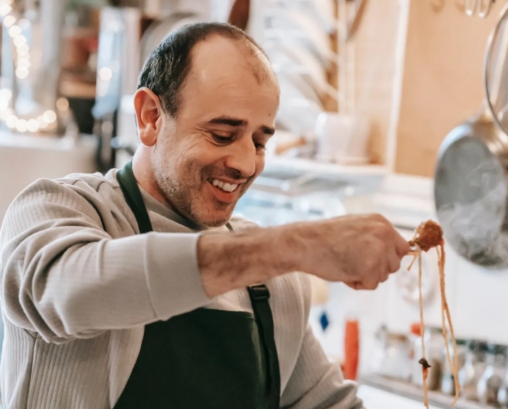 Μετά τον θάνατο της μητέρας του, ένας άντρας φτάνει στο παλιό σπίτι των γονιών του και ακούει ήχους από το υπόγειο