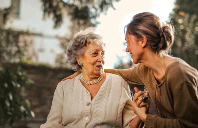Πρόσφερα στέγη σε μια ζητιάνα με μωρό γιατί μου θύμιζε την αδικοχαμένη κόρη μου – Αυτό που έκανε στο σπίτι μου με σοκάρει βαθιά