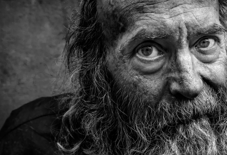Αγόρασα φαγητό για έναν φτωχό γέρο – αλλά λίγους μήνες μετά τον θάνατό του, έφτασε για μένα ένα σκονισμένο κουτί που του ανήκε