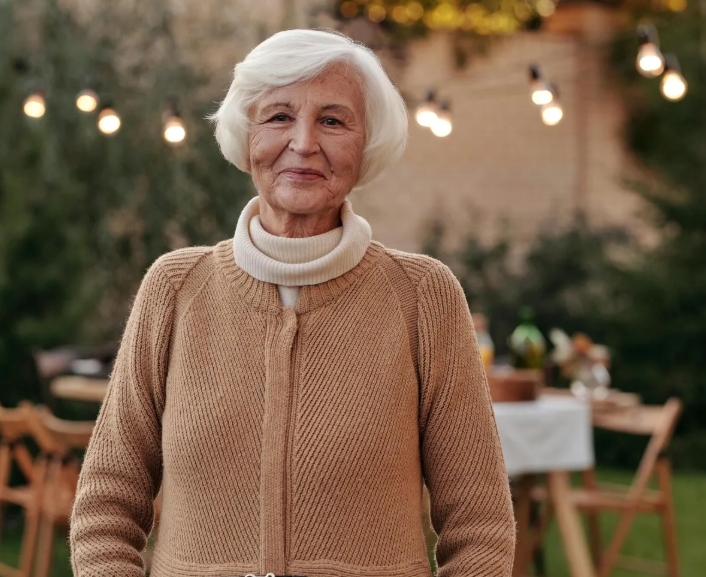 Πρόσφερα στέγη σε μια ζητιάνα με μωρό γιατί μου θύμιζε την αδικοχαμένη κόρη μου – Αυτό που έκανε στο σπίτι μου με σοκάρει βαθιά