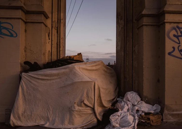Αγόρασα φαγητό για έναν φτωχό γέρο – αλλά λίγους μήνες μετά τον θάνατό του, έφτασε για μένα ένα σκονισμένο κουτί που του ανήκε