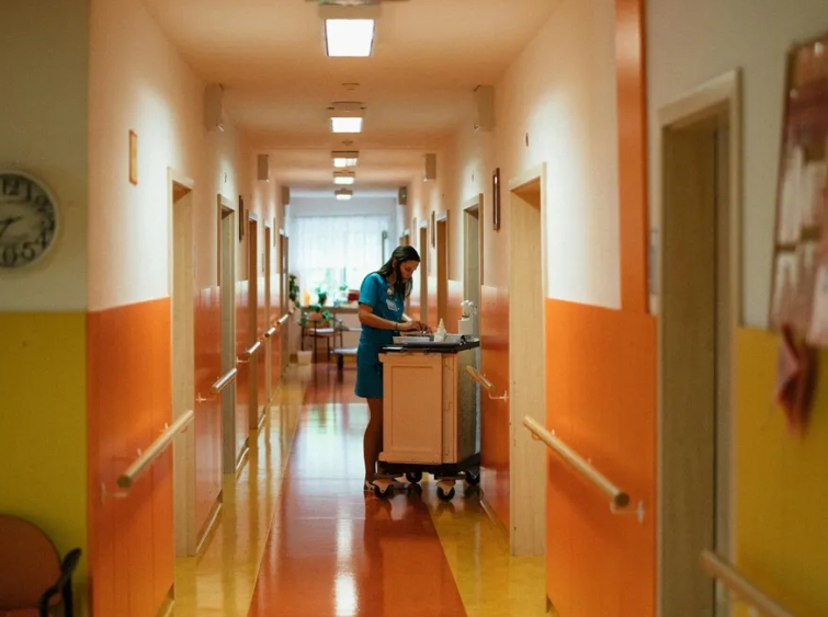 Το νεογέννητό μου ούρλιαζε στα επείγοντα όταν ένας άντρας με Rolex είπε ότι σπαταλούσα πόρους – τότε ο γιατρός όρμησε μέσα στο δωμάτιο και άφησε όλους άφωνους