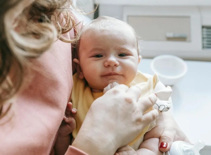 Το νεογέννητό μου ούρλιαζε στα επείγοντα όταν ένας άντρας με Rolex είπε ότι σπαταλούσα πόρους – τότε ο γιατρός όρμησε μέσα στο δωμάτιο και άφησε όλους άφωνους