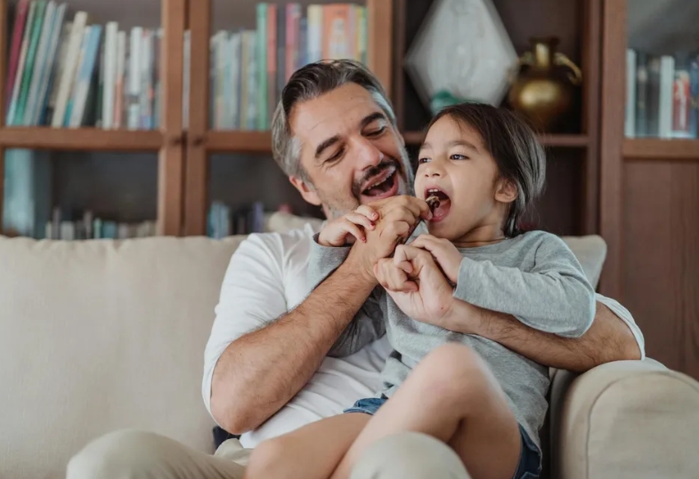 Την Ημέρα του Πατέρα, η κόρη μου μου αποκάλυψε ένα μυστικό που διέλυσε την καρδιά μου και ξεσκέπασε μια προδοσία μέσα στο ίδιο μου το σπίτι — την αρχή του τέλους της οικογένειάς μας.
