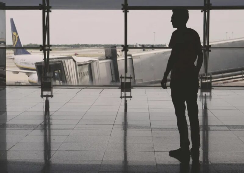 Ο σύζυγός μου αναβάθμισε κρυφά σε business class και με άφησε στην οικονομική με τα δίδυμα μωρά μας — δεν περίμενε την κάρμα που τον βρήκε