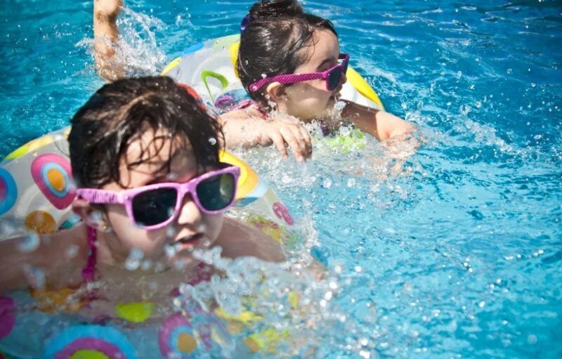 Η πεθερά μου προσκάλεσε τον γιο μας, 6 ετών, στις ετήσιες δίβδομες διακοπές της για τα εγγόνια – την επόμενη μέρα, μου τηλεφώνησε κλαίγοντας και με ικέτευσε να τον πάρω σπίτι.