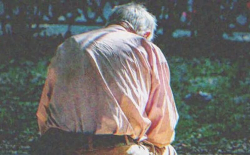 Άνδρας που εγκατέλειψε τη σύζυγό του μετά από 47 χρόνια γάμου, την ικετεύει γονατιστός για συγχώρεση μήνες αργότερα.