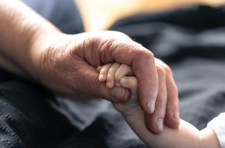 Η σερβιτόρα μάς είπε, σε μένα και στον εγγονό μου, να φύγουμε από το καφέ – λίγες στιγμές αργότερα, η ζωή μας μεταμορφώθηκε.