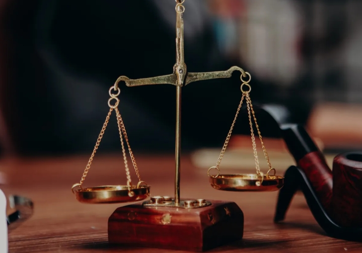 Γιατρός μεγαλώνει τρίδυμα αφού η μητέρα πεθαίνει κατά τον τοκετό· πέντε χρόνια αργότερα εμφανίζεται ο βιολογικός τους πατέρας.