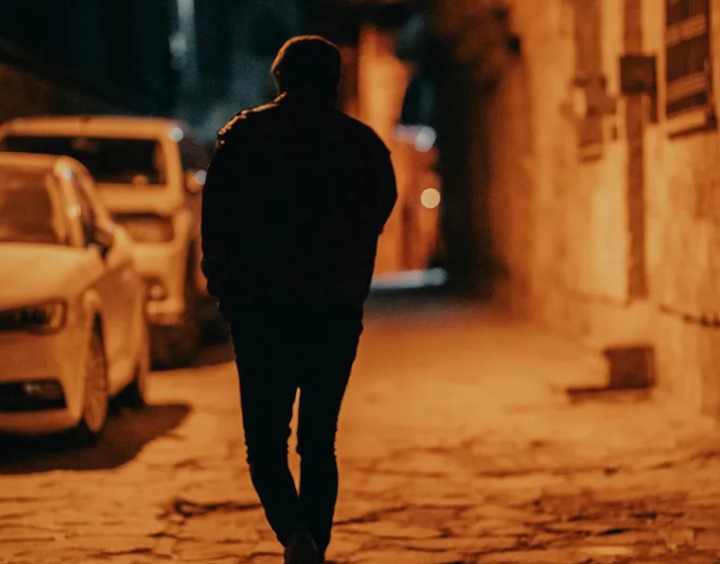 Συνέχιζα να επιστρέφω στο σπίτι και να βρίσκω μια οδοντογλυφίδα στην κλειδαριά — αντί να καλέσω την αστυνομία, πήρα εκδίκηση με τους δικούς μου όρους.