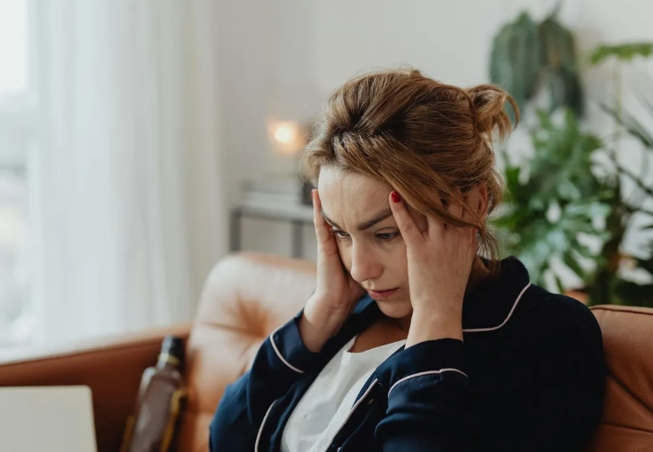 Βοήθησα ένα κρύο, πεινασμένο αγόρι που είχε διωχθεί από ένα καφέ – Την επόμενη μέρα ανακάλυψα ποιος ήταν και δεν μπορούσα να το πιστέψω.