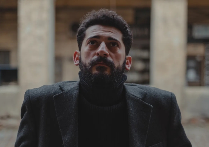 Γιατρός μεγαλώνει τρίδυμα αφού η μητέρα πεθαίνει κατά τον τοκετό· πέντε χρόνια αργότερα εμφανίζεται ο βιολογικός τους πατέρας.