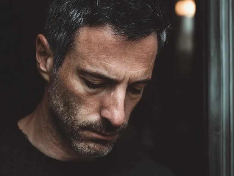 Ο σύζυγός μου με πέταξε έξω μαζί με τις δίδυμες κόρες μας – 15 χρόνια αργότερα έμεινα άφωνη όταν τον είδα ξανά