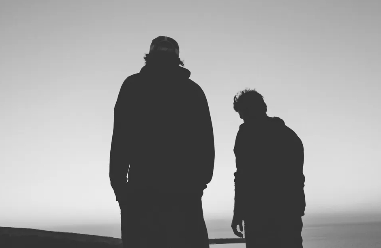 Μάθαινα ότι η 10χρονη κόρη μου κοπανούσε το σχολείο για να πηγαίνει σε ένα εγκαταλελειμμένο κτήριο – οπότε την ακολούθησα.