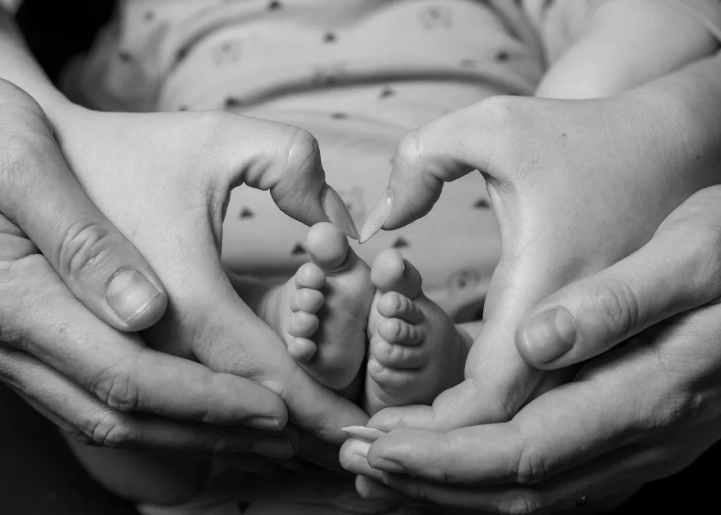 Η αδερφή μου εγκατέλειψε την υιοθετημένη κόρη της όταν έμεινε έγκυος με το «αληθινό» παιδί της — αλλά δεν περίμενε ποιος χτύπησε την πόρτα της