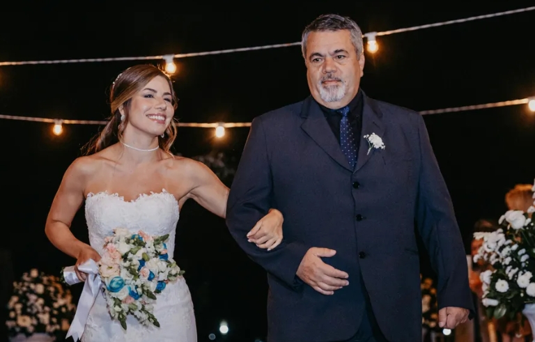 Ο βιολογικός μου πατέρας εμφανίστηκε στον γάμο μου ενώ ο θετός μου πατέρας με συνόδευε στον διάδρομο – Αυτό που έκανε μετά άφησε τους πάντες με το στόμα ανοιχτό