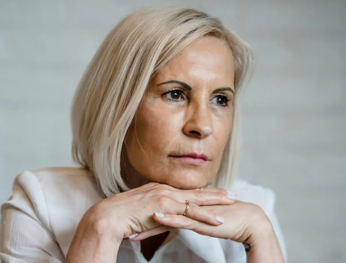 Η πεθερά μου είπε στις γυναίκες της οικογένειάς της να φορέσουν λευκά στον γάμο μου — περίμενε να λυγίσω, αλλά η ομιλία μου άφησε τους πάντες άφωνους