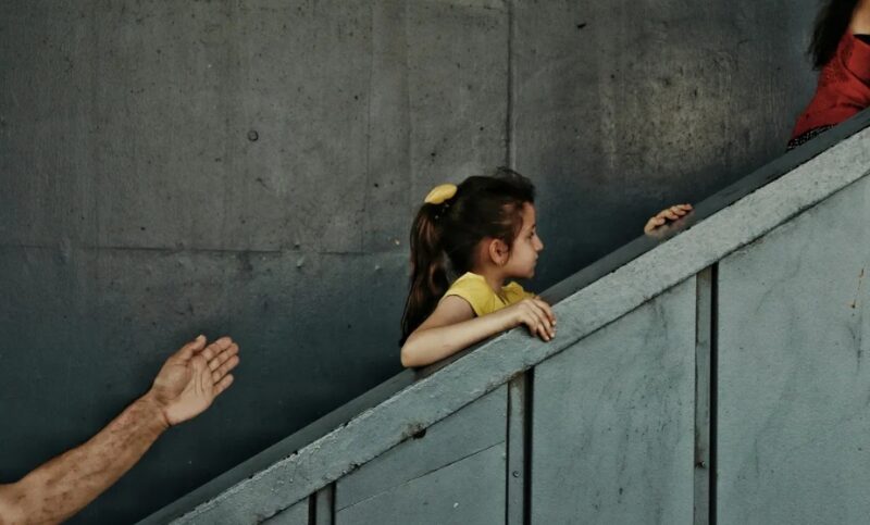 Οι πεθερικοί μου πέταξαν τη μητέρα μου έξω από το σπίτι μας και την αποκάλεσαν «ζητιάνα» αφού το σπίτι της πλημμύρισε – Η αντίδραση του συζύγου μου άφησε όλους άφωνους.