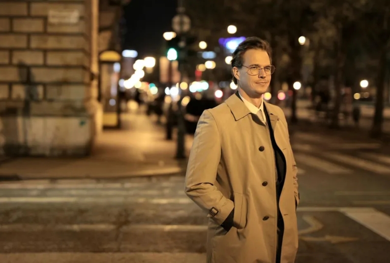 Άντρας Βρήκε Κάθε Μέρα Το Ίδιο Κορίτσι Καθισμένο Μόνο Στο Πάρκο – Όταν Τέλος Την Προσέγγισε, Το Ψίθυρό Της Τον Συντρίβει