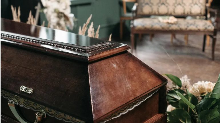 Η μητριά μου κατέστρεψε τη φούστα που είχα ράψει από τις γραβάτες του πατέρα μου που είχε πεθάνει — και το κάρμα χτύπησε την ίδια κιόλας νύχτα την πόρτα μας.