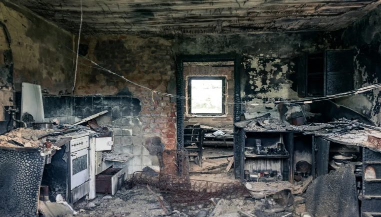 Όταν ήμουν δεκαέξι χρονών, το σπίτι μας τυλίχθηκε στις φλόγες μέσα στη νύχτα.