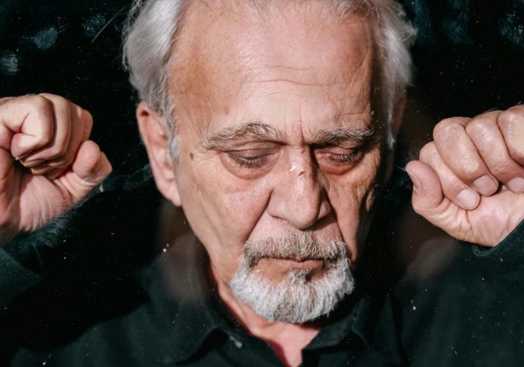 Ένας πλούσιος άνδρας αρνήθηκε να φτιάξει τον φράχτη μου αφού συγκρούστηκε με τη Rolls-Royce του – Αυτό που βρήκα στην αυλή μου την επόμενη μέρα με άφησε άφωνο