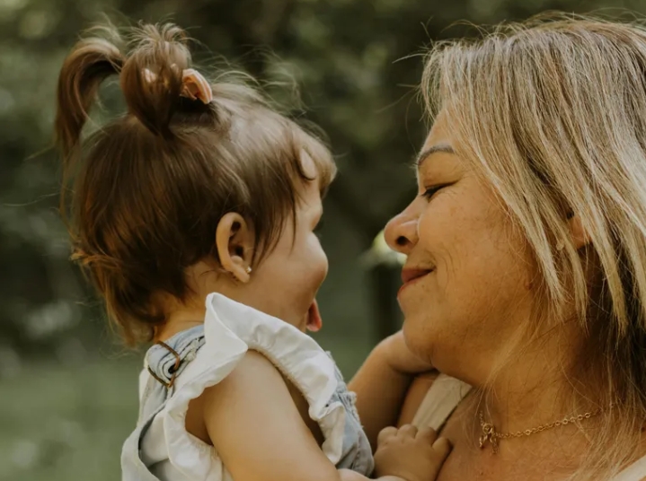 Μετά τον θάνατο της γιαγιάς μου, ο σύζυγός μου με πίεσε να πουλήσω το σπίτι της — όταν έμαθα τον λόγο, εξοργίστηκα και τον έκανα να το μετανιώσει.