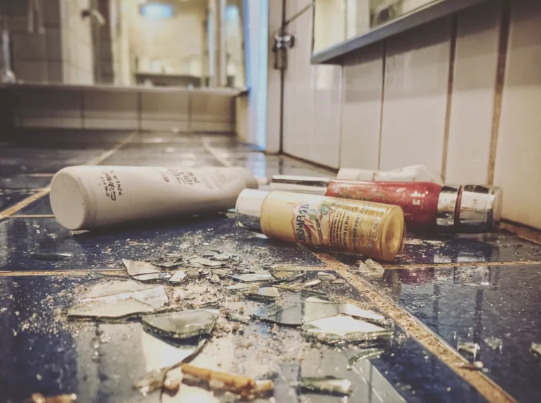 Η έγκυος κουνιάδα μου μετακόμισε στο σπίτι μου μετά από έναν θάνατο του μωρού μου στη γέννα και ο σύζυγός μου άρχισε να τη φέρεται σαν πριγκίπισσα – μέχρι που ήρθε η σταγόνα που ξεχείλισε το ποτήρι.