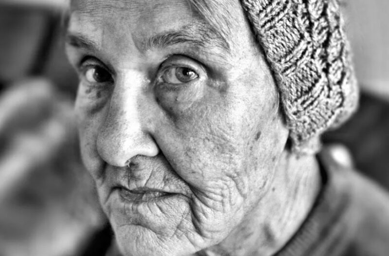 Έζησα σε καταφύγιο αφού η νύφη μου με έδιωξε όταν πέθανε ο γιος μου – αλλά δεν είχε ιδέα για το μυστικό του