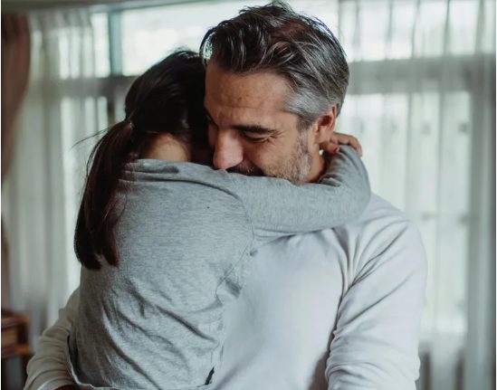 Η αρραβωνιαστικιά μου προσπάθησε να αποκλείσει την κόρη μου από τον γάμο μας – η σοκαριστική της ομολογία με έκανε να τον ακυρώσω αμέσως.