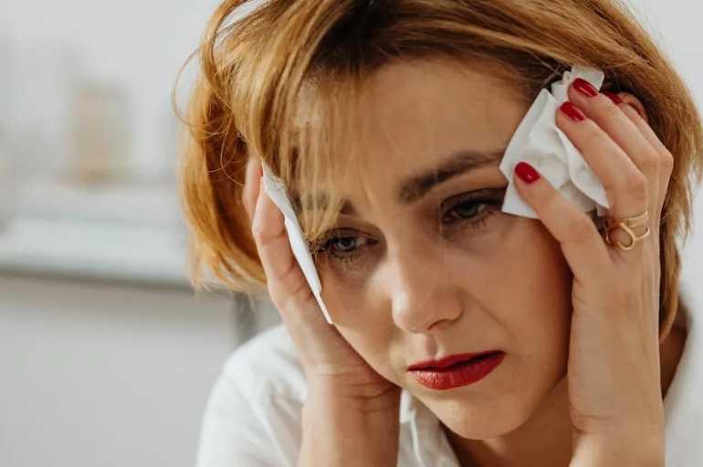 Η πεθερά μου πέταξε τα ρούχα του αδικοχαμένου γιου μου στα σκουπίδια, αλλά εγώ αποκάλυψα ένα ακόμη χειρότερο μυστικό της μπροστά σε όλους.