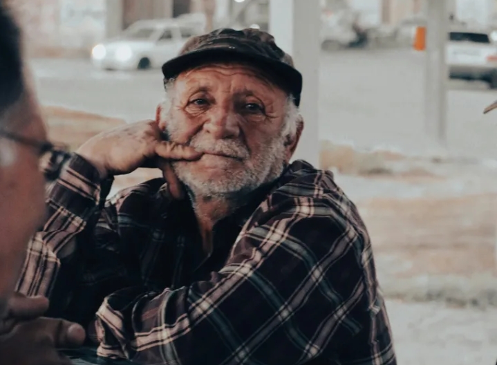 Η ταμίας μιας πιτσαρίας πέρασε 8 ημέρες βοηθώντας έναν άστεγο άνδρα να βρει την οικογένειά του