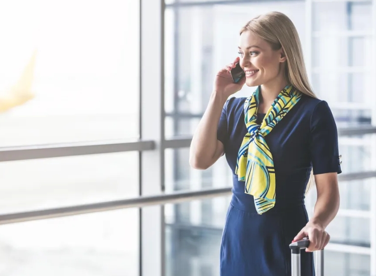 Αεροσυνοδός ελέγχει την καμπίνα της business class και βρίσκει ένα μωρό εγκαταλελειμμένο σε κάθισμα με σημείωμα.