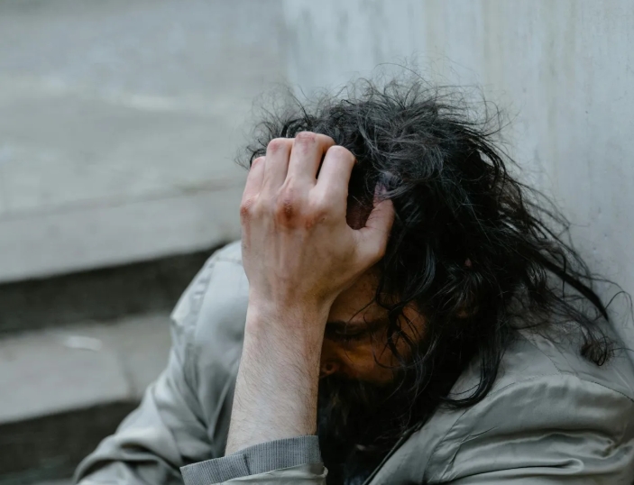 Έδωσα φαγητό σε έναν πεινασμένο βετεράνο και στον σκύλο του – Ένα μήνα αργότερα, ο αφεντικός μου με τράβηξε στο γραφείο του, οργισμένος, και όλη μου η ζωή ανατράπηκε.