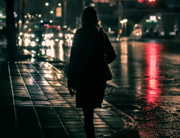Ο σύζυγός μου αρνήθηκε να μου δώσει το παλτό του και το έβαλε στη φίλη του – Έτσι τον έκανα να το μετανιώσει.