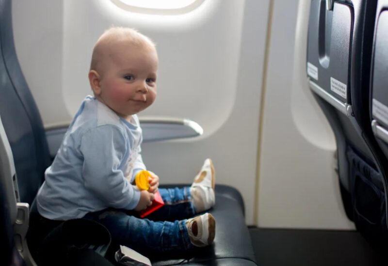 Αεροσυνοδός ελέγχει την καμπίνα της business class και βρίσκει ένα μωρό εγκαταλελειμμένο σε κάθισμα με σημείωμα.