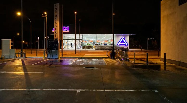 Πήρα τη μητέρα μου στον χορό αποφοίτησης επειδή έχασε την ανατροφή μου˙ η ετεροαδελφή μου την ταπείνωσε, κι έτσι της έδωσα ένα μάθημα που δεν θα ξεχάσει ποτέ.