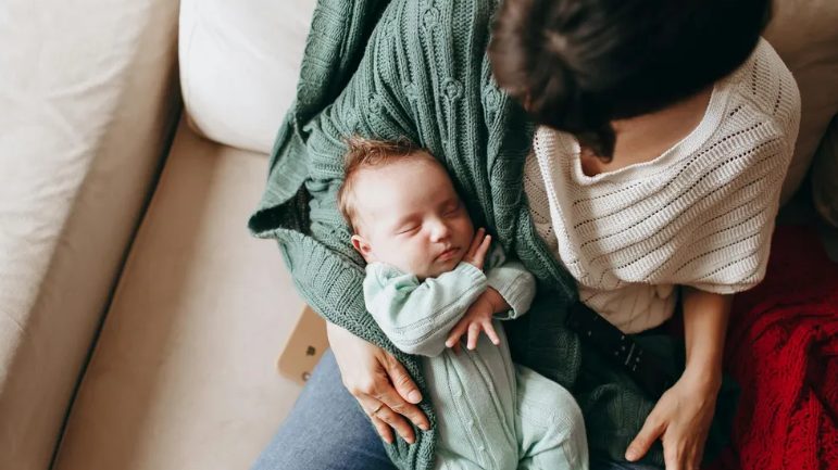 „Mijn man hield van onze geadopteerde dochter – tot mijn schoonmoeder op haar verjaardag verscheen en een geheim onthulde dat ik nooit had verwacht