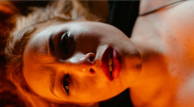 Ο άντρας μου άφησε τη θέση του στην αίθουσα τοκετού στη μητέρα μου και πήγε εκδρομή με τους φίλους του — ένα μάθημα που δεν θα ξεχάσει ποτέ.