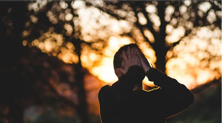 Οι συμμαθητές μου γελούσαν για χρόνια με τη γιαγιά μου, τη «γυναίκα του μεσημεριανού φαγητού» — μέχρι που η ομιλία μου στην αποφοίτηση τους έκανε να σωπάσουν.
