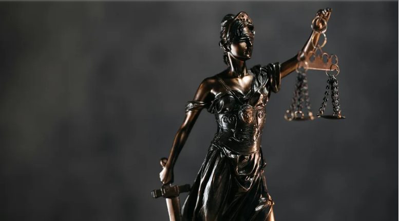 Οι συμμαθητές μου γελούσαν για χρόνια με τη γιαγιά μου, τη «γυναίκα του μεσημεριανού φαγητού» — μέχρι που η ομιλία μου στην αποφοίτηση τους έκανε να σωπάσουν.