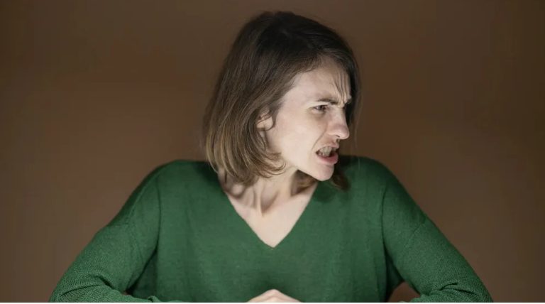 Η θετή μου μητέρα μού έδωσε 36 ώρες για να φύγω από το σπίτι του πατέρα μου αμέσως μετά την κηδεία του — το κάρμα της έδωσε ακριβώς το δώρο που της άξιζε.