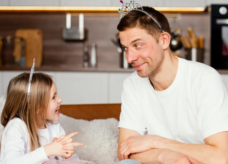„Mijn man hield van onze geadopteerde dochter – tot mijn schoonmoeder op haar verjaardag verscheen en een geheim onthulde dat ik nooit had verwacht