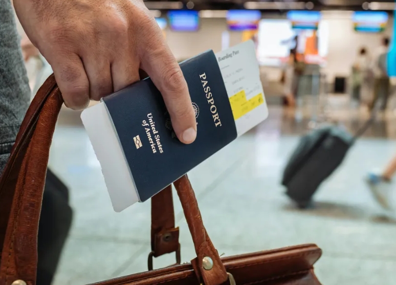 Ο σύζυγός μου αναβάθμισε κρυφά τη θέση του σε πρώτη θέση και με άφησε στην οικονομική θέση με τα δίδυμα μωρά μας – Δεν περίμενε το κάρμα