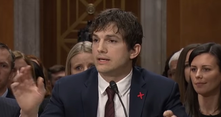 Πώς ο Ashton Kutcher βοήθησε στην προστασία χιλιάδων παιδιών μέσω της τεχνολογίας και της υπεράσπισης δικαιωμάτων
