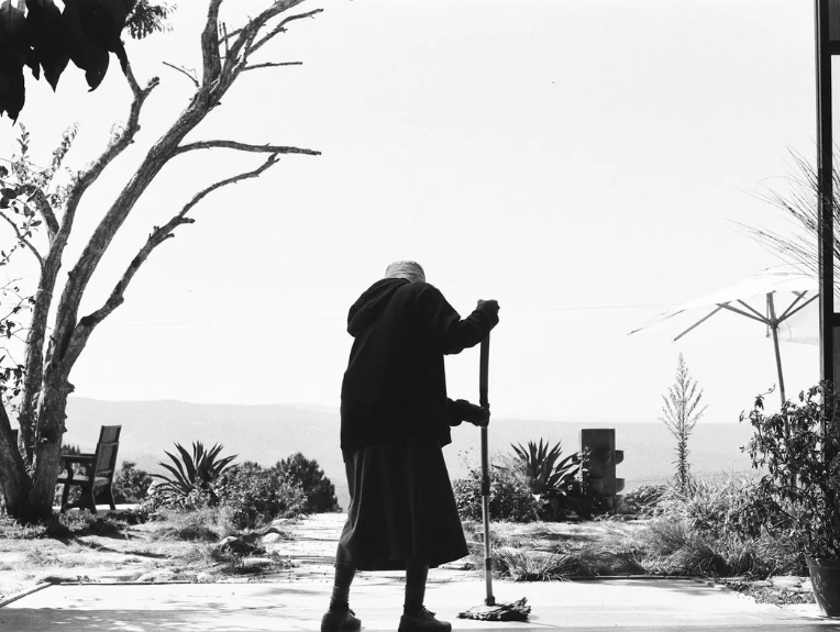 Ζήτησα από τη γιαγιά μου να με συνοδεύσει στον χορό αποφοίτησης γιατί εκείνη δεν είχε πάει στον δικό της – Όταν η μητριά μου το έμαθε, έκανε κάτι ανεπανόρθωτο.