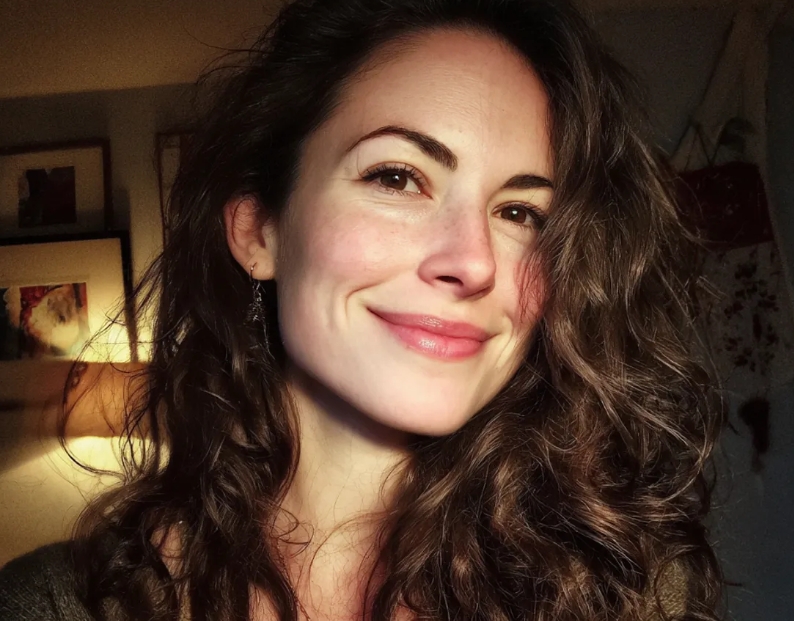 Ik probeerde de ketting van mijn oma te verkopen om de huur te betalen—maar de antiquair herkende hem en veranderde mijn leven