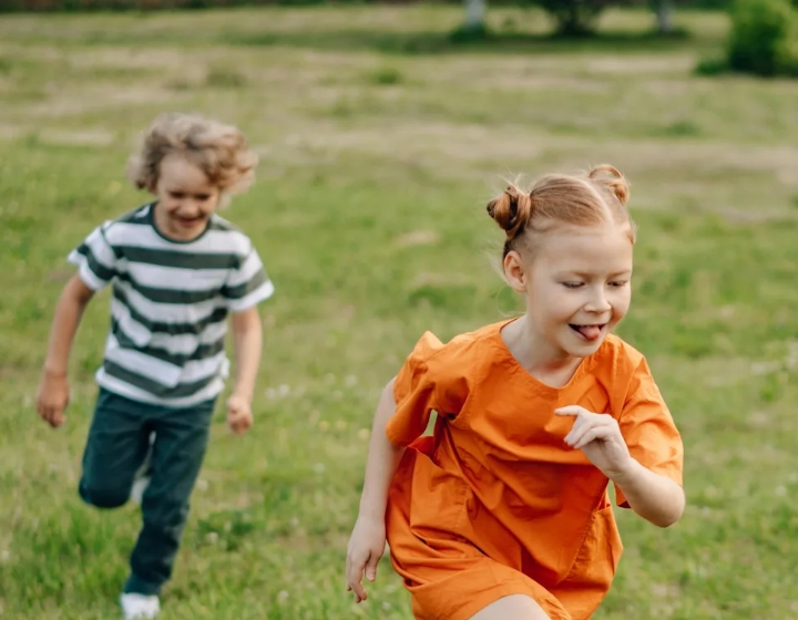 Mijn dochter stond alleen op een schoolfeest — toen veranderde een onverwachte binnenkomst alles