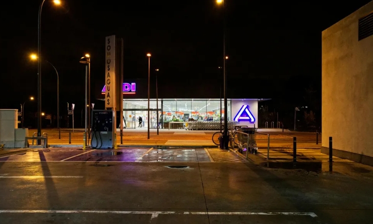Βοήθησα έναν πεινασμένο βετεράνο ένα βράδυ — έναν μήνα αργότερα το αφεντικό μου με κάλεσε στο γραφείο του και όλα άλλαξαν